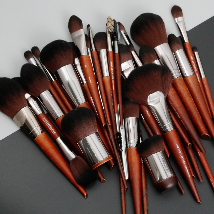 Balbaz hairline powder makeup brush with soft bristles for precise application on hairlines and facial contours.